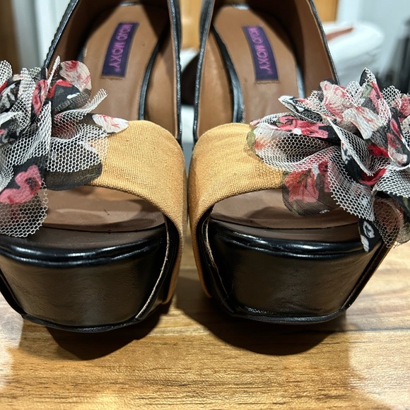 NWOT Mojo Moxy Tan/Black Platform Shoes with Floral Embellishment - Picture 3 of 9
